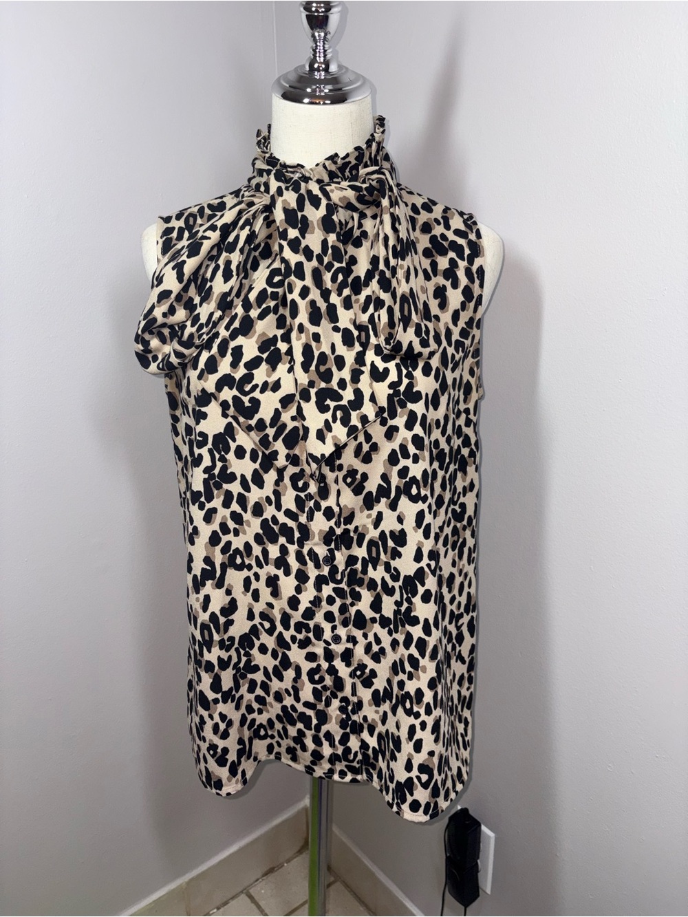 Halogen Sleeveless Tie Neck Leopard Print Blouse Careerwear Formal Size Small - Picture 2 of 16